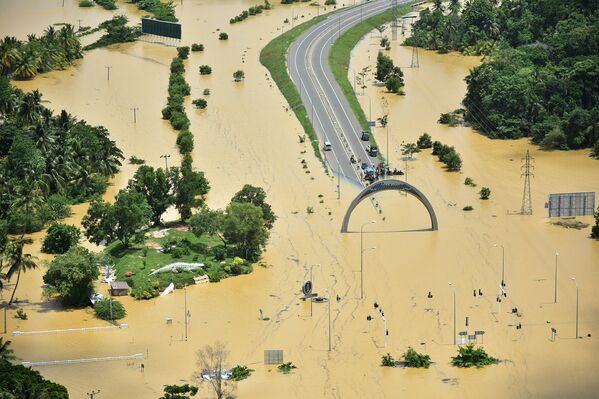 Так после наводнения выглядит затопленная автострада недалеко от города Матара, Шри-Ланка - Sputnik Грузия