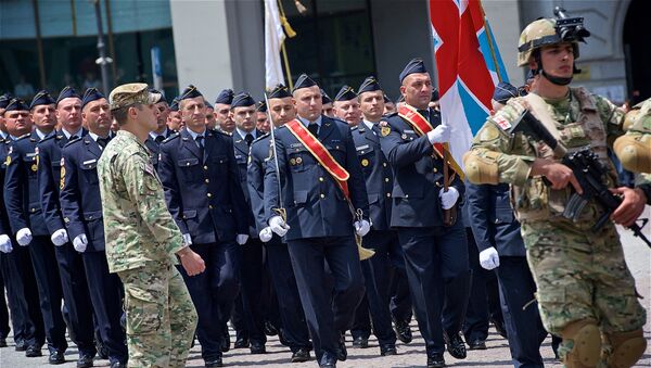Грузинские военнослужащие проходят маршем по площади Свободы в День Независимости - Sputnik Грузия