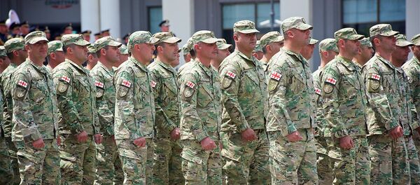 Грузинские военнослужащие проходят маршем по площади Свободы в День Независимости - Sputnik Грузия
