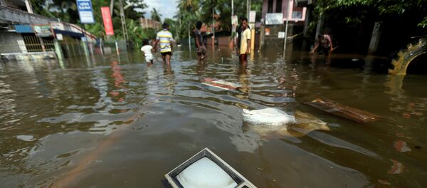 Телевизор плавает на затопленной дороге в деревне Додангода в Калутара, Шри-Ланка Телевизор плавает на затопленной дороге в деревне Додангода в Калутара, Шри-Ланка - Sputnik Грузия