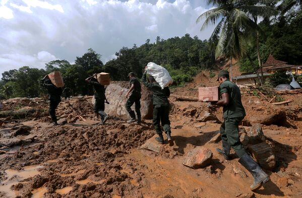 Военнослужащие несут еду и воду для пострадавших от стихийного бедствия в ходе спасательной операции в Калутаре, Шри-Ланка - Sputnik Грузия