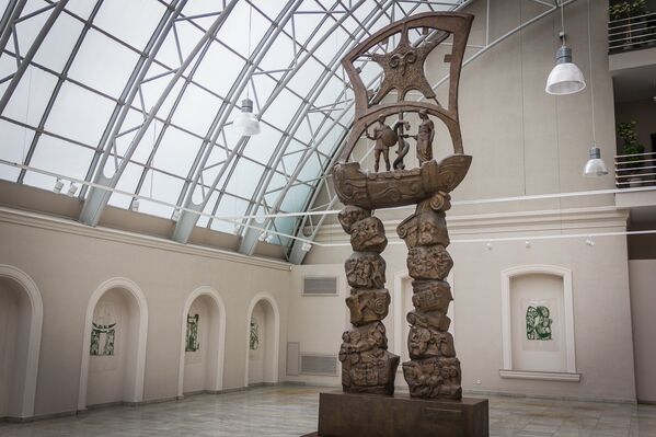 В одном из залов Музея современного искусства Зураба Церетели в Тбилиси. Здесь представлены старые и новые работы мастера, которые наглядно показывают, что скульптор и живописец продолжает творить в совершенно разных стилях и направлениях - Sputnik Грузия