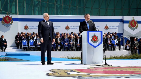 Глава МВД Грузии Георгий Мгебришвили и премьер Грузии Георгий Квирикашвили на праздновании Дня полиции - Sputnik Грузия