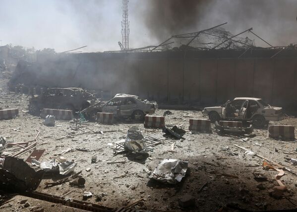 Поврежденные взрывом машины на месте теракта в Кабуле, Афганистан - Sputnik Грузия