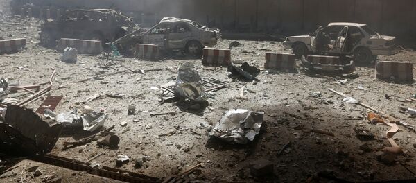 Поврежденные взрывом машины на месте теракта в Кабуле - Sputnik Грузия