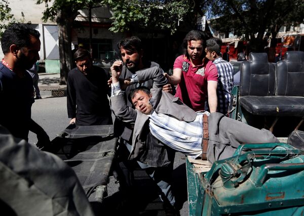 Силовики и местные жители выносят раненых с места теракта в Кабуле, Афганистан - Sputnik Грузия