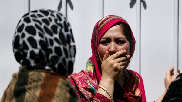 Родственники жертв возле больницы после взрыва в Кабуле, Афганистан - Sputnik Грузия