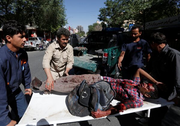 На фото - раненого отправляют в госпиталь после взрыва в Кабуле, Афганистан - Sputnik Грузия