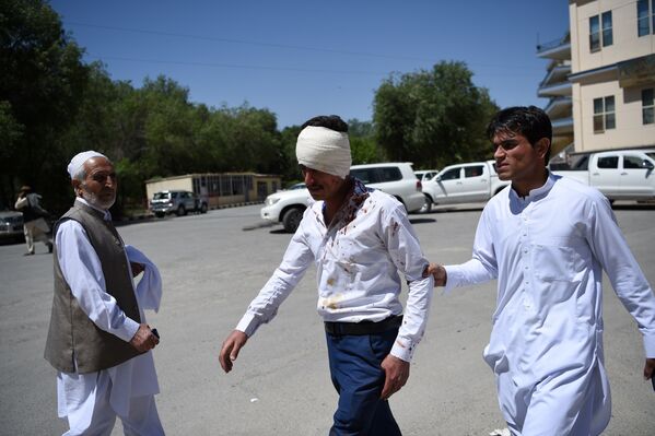 Жители Кабула помогают раненому в результате взрыва - Sputnik Грузия