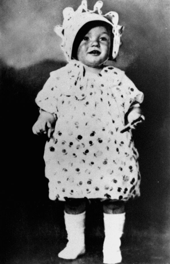 Фотография маленькой Мэрилин Монро, сделанная в 1928 году. Родная мать Мэрилин - киномонтажница Глэдис Перл Бейкер много раз бросала родную дочь. С раннего детства Мэрилин переменила множество семей, в которых воспитывалась. - Sputnik Грузия