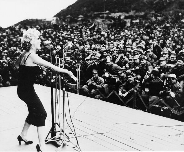 Голливудская звезда Мерилин Монро поет на концерте во время четырехдневного тура по Корее, 1954 год - Sputnik Грузия