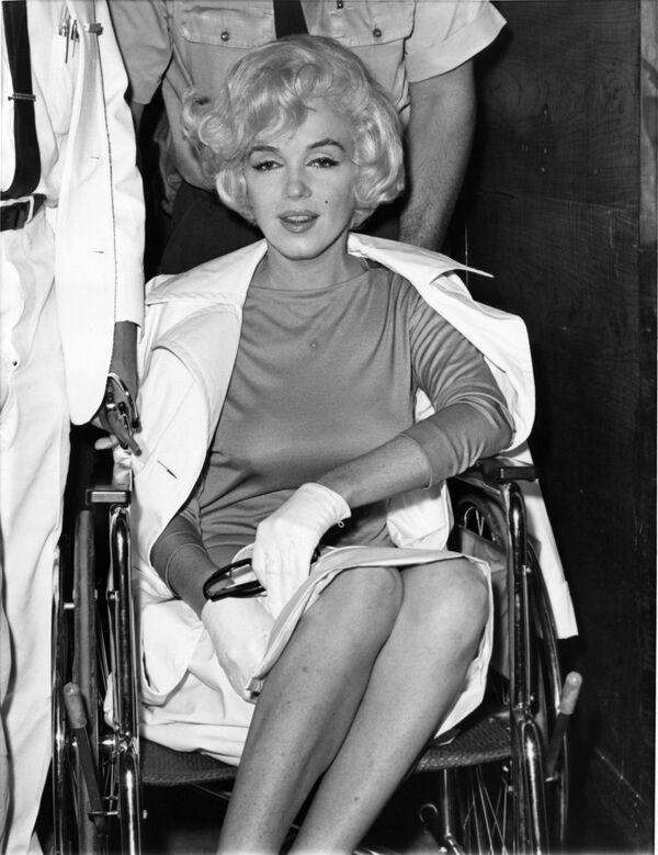 Американская актриса Мэрилин Монро сидит в инвалидной коляске в госпитале Нью-Йорка после операции на желчном пузыре, 1961 год - Sputnik Грузия