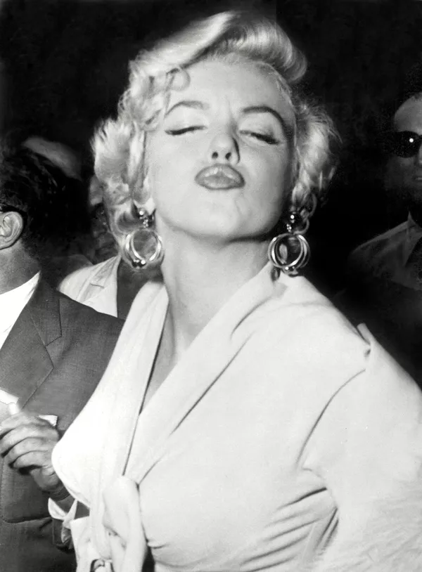 Американская актриса Мэрилин Монро позирует перед фотографами, 1954 Американская актриса Мэрилин Монро позирует перед фотографами, 1954 - Sputnik Грузия
