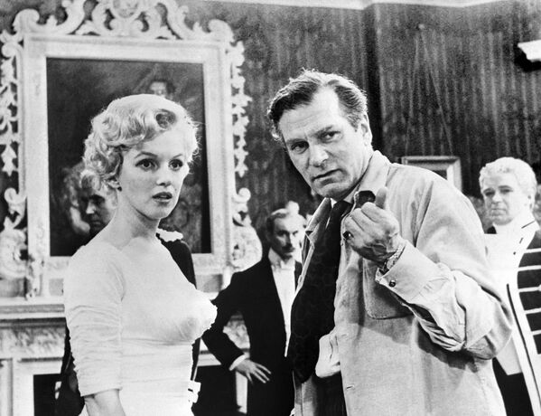 Режиссер Лоуренс Оливье и актриса Мэрилин Монро во время съемок фильма Принц и Танцовщица, 14 августа 1956 года - Sputnik Грузия