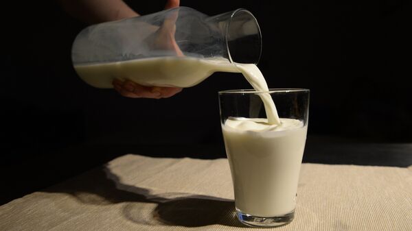В России могут возникнуть перебои с поставками молока в магазины - Sputnik Грузия