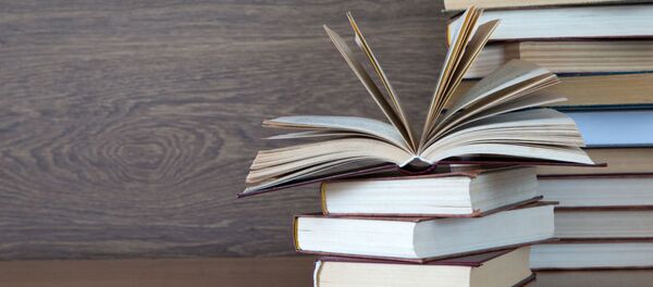 წიგნები მაგიდაზე წიგნები მაგიდაზე - Sputnik საქართველო