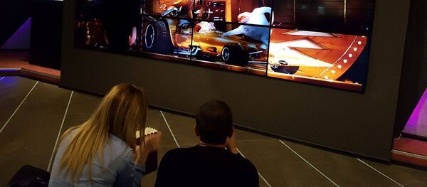 В фойе одного из тбилисских кинотеатров - Sputnik Грузия