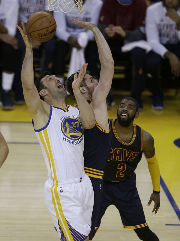 Центровой Голден Стейт Уорриорз Заза Пачулия против игроков Кливленд Кавальерс Кевина Лава (в центре) и Кайри Ирвинга во второй половине первой игры финала NBA по баскетболу в Окленде, Калифорния - Sputnik Грузия