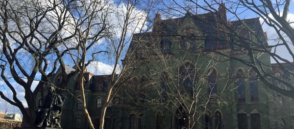 Человек возле Колледж-Холла в университетском городке Университета Пенсильвании в Филадельфии - Sputnik Грузия