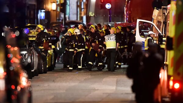 Машины скорой помощи, спасатели и полиция на месте террористического нападения в Лондоне у Лондонского моста - Sputnik Грузия