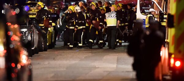 Машины скорой помощи, спасатели и полиция на месте террористического нападения в Лондоне у Лондонского моста Машины скорой помощи, спасатели и полиция на месте террористического нападения в Лондоне у Лондонского моста - Sputnik Грузия