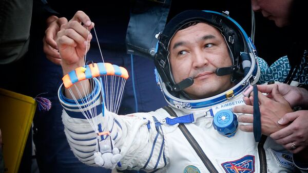 Казахстанский космонавт Айдин Аимбетов после возвращения на Землю с орбиты в капсуле космического корабля Союз - Sputnik Грузия