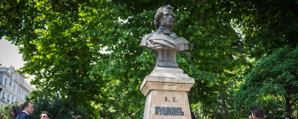 Бюст Александра Пушкина в Тбилиси Бюст Александра Пушкина в Тбилиси - Sputnik Грузия