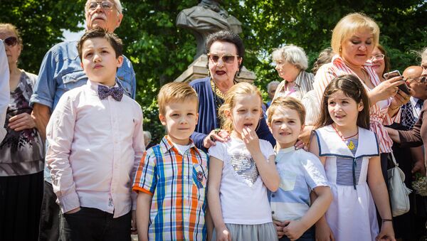 Жители Грузии разных поколений собрались в Тбилиси у бюста Александру Пушкину - Sputnik საქართველო