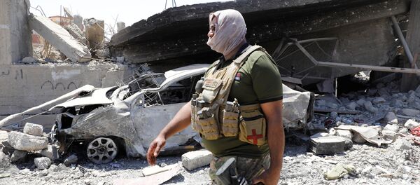 Представитель сил безопасности Ирака идет по городу Мосул - Sputnik Грузия