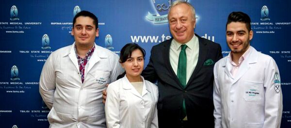 Студенты и ректор Тбилисского государственного медицинского университета - Sputnik Грузия