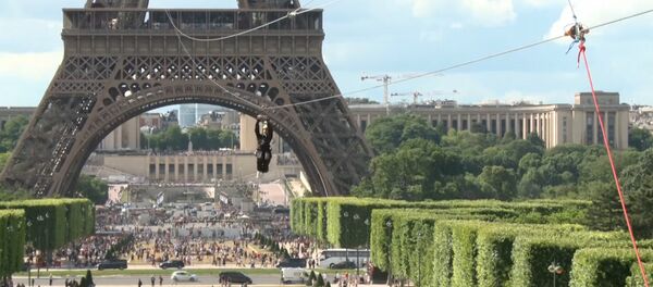 Спуск с Эйфелевой башни по зип-линии - Sputnik Грузия