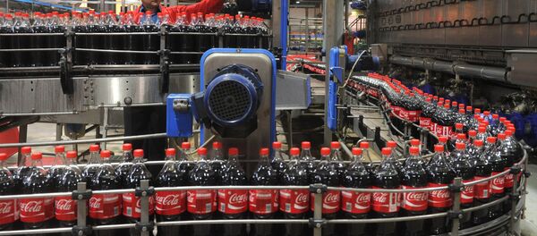 Сотрудник завода Coca-Cola работает на линии розлива продукции в пластиковую тару - Sputnik Грузия