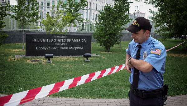 Охранник у посольства США в Киеве, где произошел взрыв - Sputnik Грузия