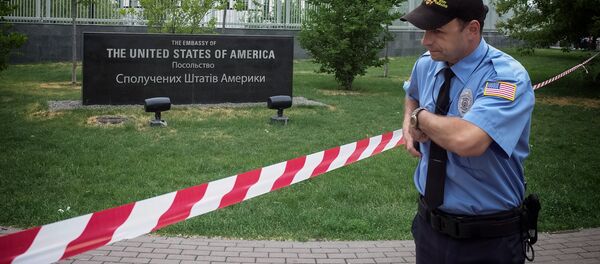 Охранник у посольства США в Киеве, где произошел взрыв - Sputnik Грузия