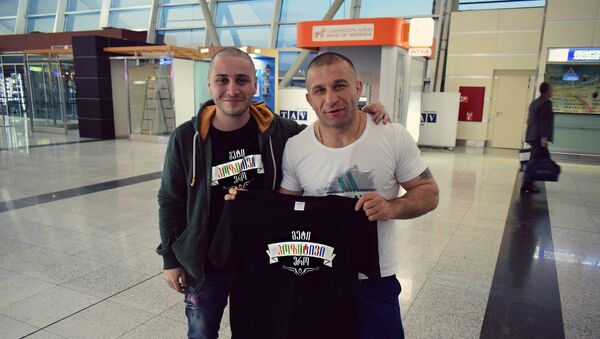 Грузинский боксер Автандил Хурцидзе до вылета из Тбилисского аэропорта в США - Sputnik Грузия