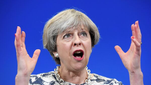 Премьер-министр Великобритании Тереза Мэй выступает во время предвыборной кампании перед сторонникам консервативной партии - Sputnik Грузия