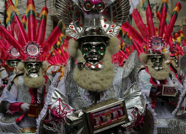 Танцоры на параде в Ла-Пасе, Боливия. Танец La Morenada — один из самых популярных и любимых танцев на карнавалах в горной южноамериканской стране. При исполнении La Morenada стоит шум, который разносится на многие километры, потому что все танцоры используют погремушки и барабаны - Sputnik Грузия