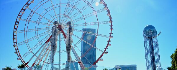 Колесо обозрения, памятник Али и Нино - достопримечательности Батуми Колесо обозрения, памятник Али и Нино - достопримечательности Батуми - Sputnik Грузия