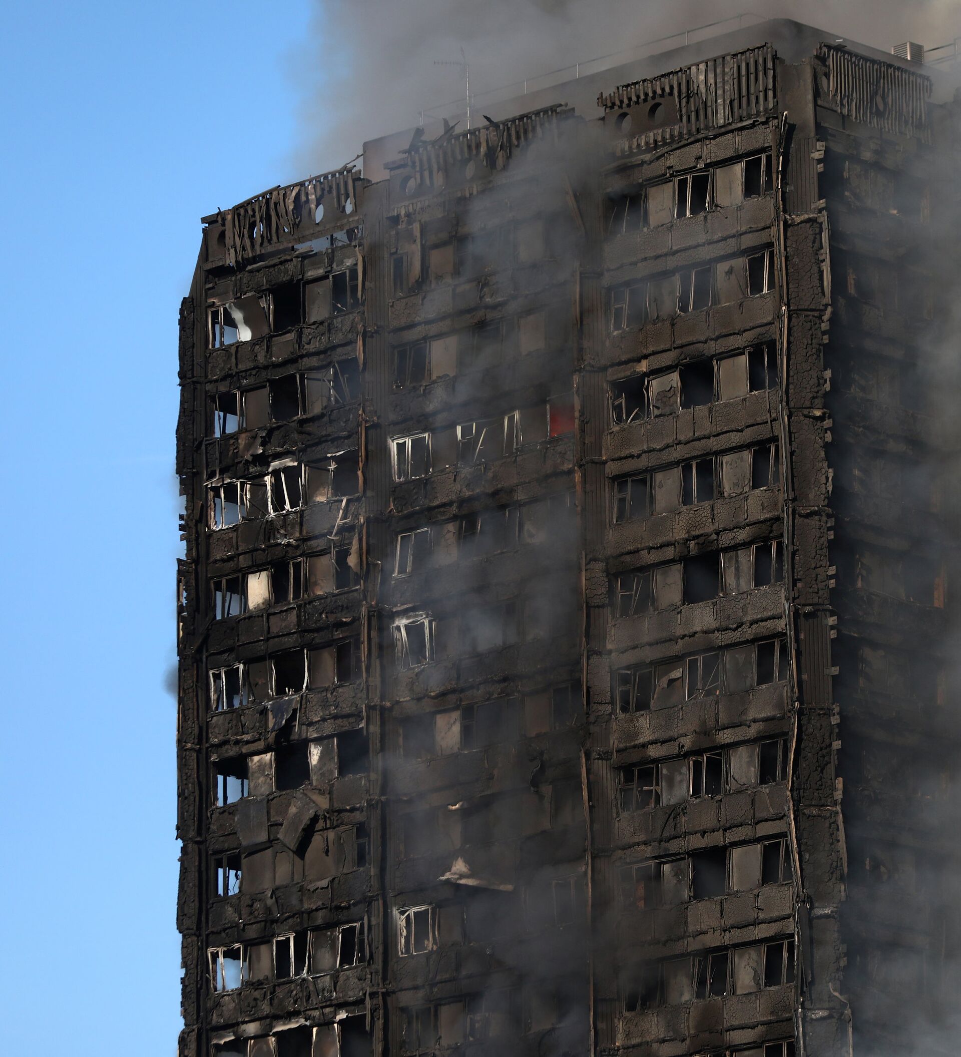 Сгорела многоэтажка. Гренфелл Тауэр пожар. Пожар в здании Grenfell Tower в Лондоне. Пожар в Лондоне 14 июня 2017. Горящий многоэтажный дом.