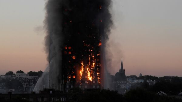 Дым поднимается над горящим высотным жилым домом на Латимер-роуд в Лондоне. В результате пожара 24-х этажное жилое здание было полностью уничтожено огнем - Sputnik Грузия