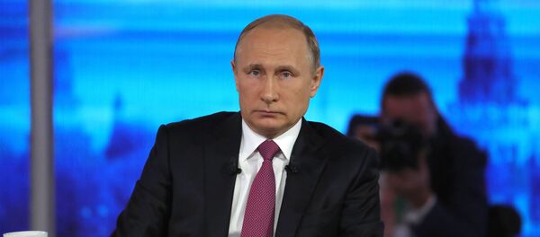 Президент РФ Владимир Путин в основной студии московского Гостиного двора во время ежегодной специальной программы Прямая линия с Владимиром Путиным - Sputnik Грузия