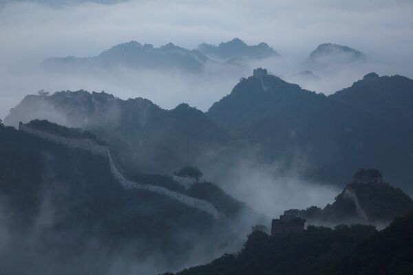 Ранний утренний туман охватывает секцию Цзянькоу Великой Китайской стены в районе Хуайру, к северу от Пекина - Sputnik Грузия