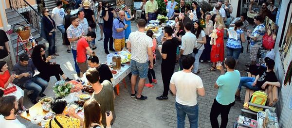 Batumi Dvor Party: მხიარული ქეიფი ძველი ბათუმური ეზოს სტილში Batumi Dvor Party: მხიარული ქეიფი ძველი ბათუმური ეზოს სტილში - Sputnik საქართველო