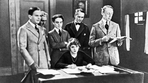 Американский актер и режиссер Чарли Чаплин (третий слева) со своими друзьями подписывает соглашение о создании кинокомпании United Artists в 1919 году - Sputnik Грузия