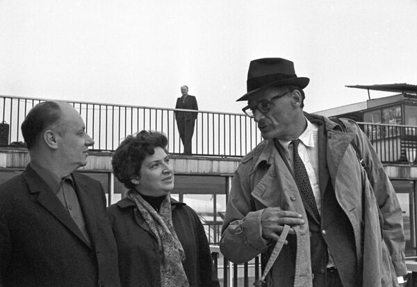 Американский писатель Артур Миллер (справа) - Sputnik Грузия