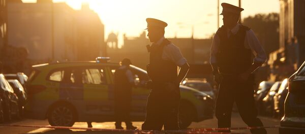 Полицейские на месте столкновения фургона с пешеходами в Северном Лондоне, Великобритания - Sputnik Грузия