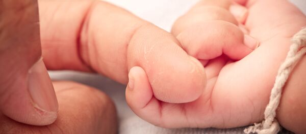 Руки младенца и отца Руки младенца и отца - Sputnik Грузия