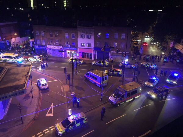 Полицейские на месте наезда автомобиля на мусульман у мечети в районе Финсбери-парк на севере Лондона, Великобритания. Власти страны расценили случившееся, как террористическое нападение. - Sputnik Грузия