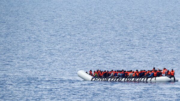 Мигранты в Средиземном море  ждут помощи от судна неправительственной организации Спасите детей (Save the Children) у берегов Ливии - Sputnik Грузия