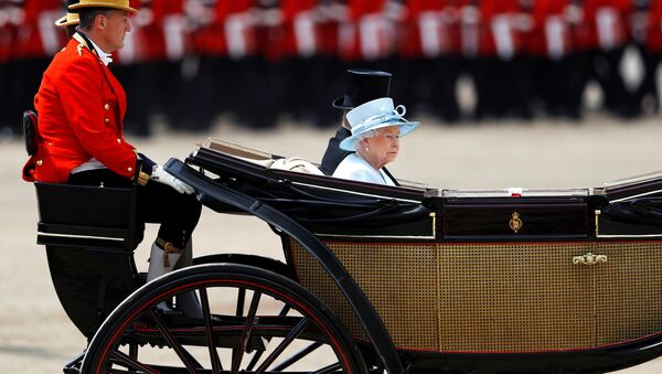 Королева Великобритании Елизавета и принц Филипп участвуют в красочном параде Trooping the Colour в Лондоне, Великобритания, посвященном дню рождения английской королевы - Sputnik Грузия